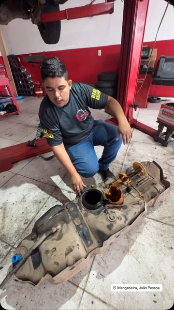 Mecânico da AUTOSTART JP trabalhando em um componente automotivo na oficina
